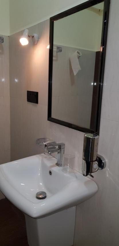Luxury Everest Hotel Trincomalee Dış mekan fotoğraf