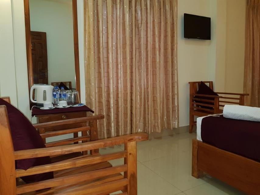 Luxury Everest Hotel Trincomalee Dış mekan fotoğraf